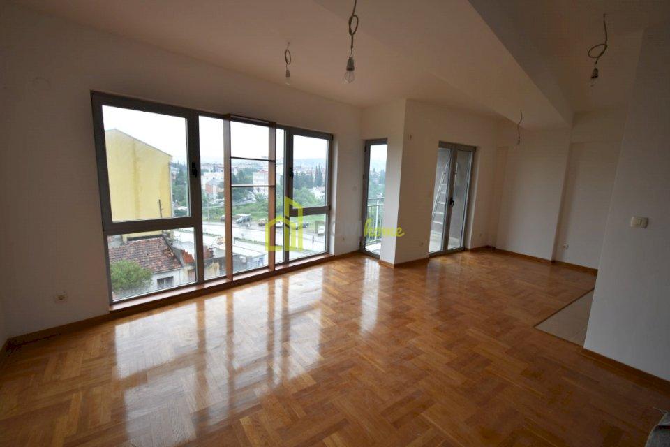 Za izdavanje dvosoban nenamjesten stan 93m2, Drač